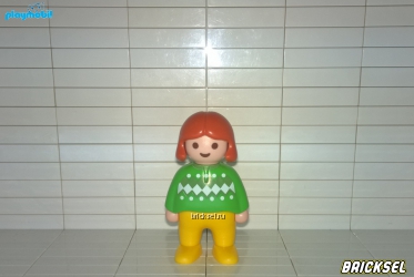 Девочка рыжая в зеленом с ромбиками зимнем свитере
