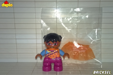 Девочка темнокожая в оранжевой юбке