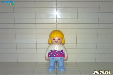 Девочка блондинка в бело фиолетовом свитере