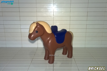 Конь коричневый со светлой гривой, с седлом
